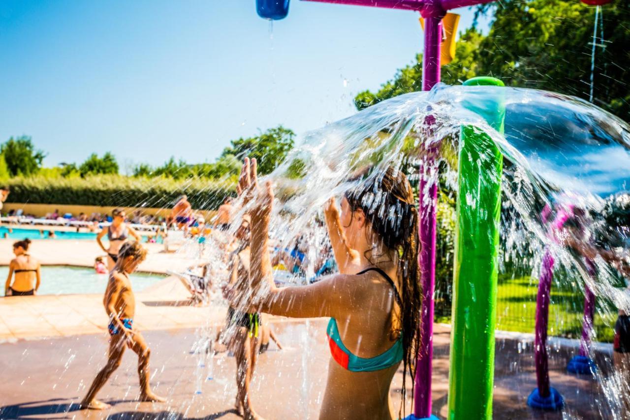 Camping La Sousta**** Remoulins Exteriör bild